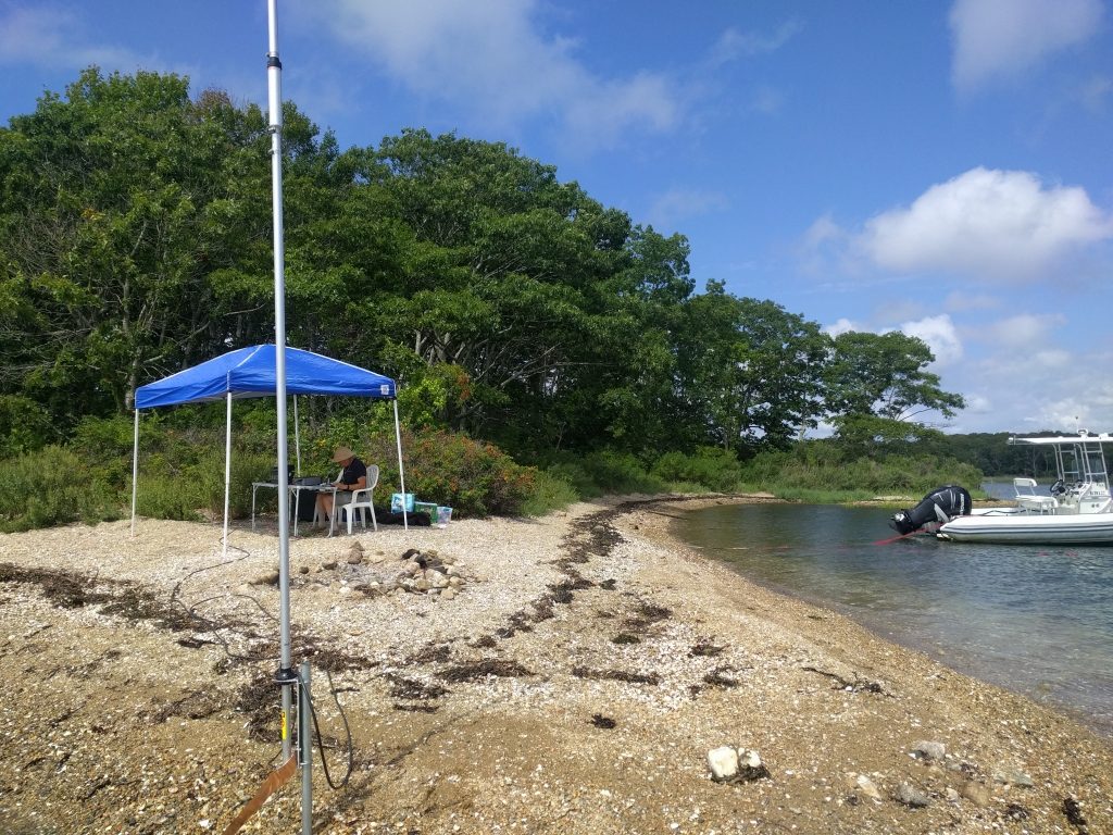 4BTV antenna located close to shoreline. Note copper strap leading into salt water.